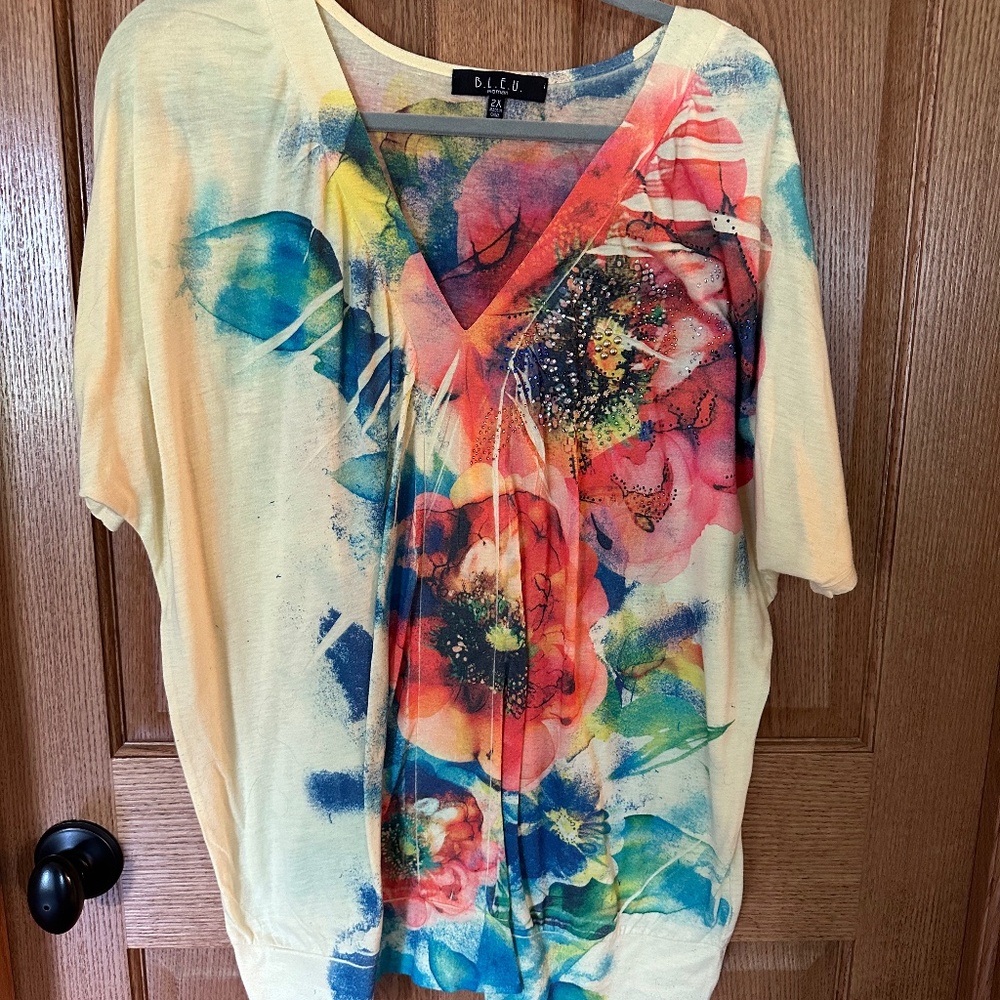 B.L.E.U. Yellow/Flowered T-Shirt Knit Tunic w/Bling.  Size 2X.